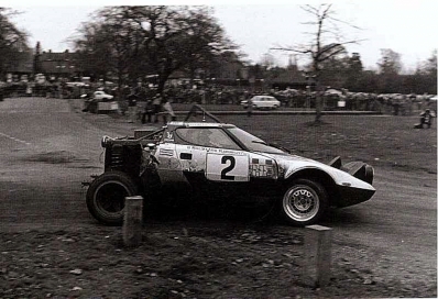 Björn Waldegård - Hans Thorszelius
24º Lombard RAC Rally 1975. Lancia Stratos HF (TO M26363). Excluido del Rally por llegar fuera del tiempo limite (OTL).

Del 22 al 26 de Noviembre, York, Yorkshire, Inglaterra.
Superficie: tierra.

El Rally tenia 72 tramos especiales, (2 de ellos fueron cancelados, SS7 Wykeham y SS25 Chargot Wood).

Se inscribieron 250 equipos, tomaron la salida 236, finalizaron 104.@
Palabras clave: ;Hans_Thorszelius;Lancia;Stratos;Gran_Bretaña;1975;Lombard_RAC_Rally