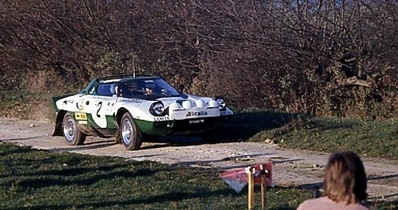 Björn Waldegard - Hans Thorszelius
24º Lombard RAC Rally 1975. Lancia Stratos HF (TO M26363). Excluido del Rally por llegar fuera del tiempo limite (OTL).

Del 22 al 26 de Noviembre, York, Yorkshire, Inglaterra.
Superficie: tierra.

El Rally tenia 72 tramos especiales, (2 de ellos fueron cancelados, SS7 Wykeham y SS25 Chargot Wood).

Se inscribieron 250 equipos, tomaron la salida 236, finalizaron 104.@
Palabras clave: ;Hans_Thorszelius;Lancia;Stratos;Gran_Bretaña;1975;Lombard_RAC_Rally