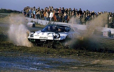 Bjorn Waldegard - Hans Thorszelius
24º Lombard RAC Rally 1975. Lancia Stratos HF (TO M26363). Excluido del Rally por llegar fuera del tiempo limite (OTL).

Del 22 al 26 de Noviembre, York, Yorkshire, Inglaterra.
Superficie: tierra.

El Rally tenia 72 tramos especiales, (2 de ellos fueron cancelados, SS7 Wykeham y SS25 Chargot Wood).

Se inscribieron 250 equipos, tomaron la salida 236, finalizaron 104.@
Palabras clave: ;Hans_Thorszelius;Lancia;Stratos;Gran_Bretaña;1975;Lombard_RAC_Rally