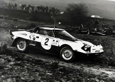Björn Waldegard - Hans Thorszelius
24º Lombard RAC Rally 1975. Lancia Stratos HF (TO M26363). Excluido del Rally por llegar fuera del tiempo limite (OTL).

Del 22 al 26 de Noviembre, York, Yorkshire, Inglaterra.
Superficie: tierra.

El Rally tenia 72 tramos especiales, (2 de ellos fueron cancelados, SS7 Wykeham y SS25 Chargot Wood).

Se inscribieron 250 equipos, tomaron la salida 236, finalizaron 104.@
Palabras clave: ;Hans_Thorszelius;Lancia;Stratos;Gran_Bretaña;1975;Lombard_RAC_Rally
