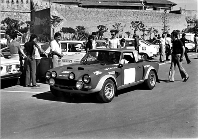 Markku Alen - Ilkka Kivimaki
Foto pre-verificaciones.

17º Rally Sanremo 1975. Fiat 124 Abarth Rallye. Abandonó por la caja de cambios.

Del 1 al 4 de Octubre, Sanremo, Imperia, Liguria, Italia.
Superficie: tierra - asfalto.

El Rally tenia un total de 1736.00 km de los que 977.00 km divididos en 39 tramos eran especiales.

Tomaron la salida 118 equipos, finalizaron 33.@
Palabras clave: Markku_Alen;Fiat;Abarth;Spider;Sanremo;1975