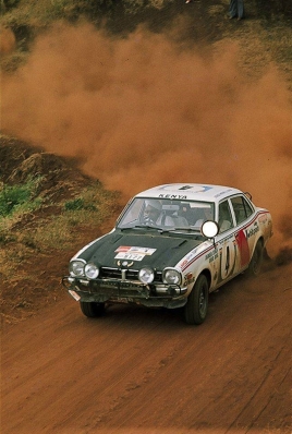 Joginder Singh - David Doig
23º Safari Rally 1975. Mitsubishi Colt Lancer. Abandonó por motor.

Del 27 al 31 de Marzo, Nairobi, Kenya, África.
Superficie: tierra.

El Rally tenia un total de 5927 km con 80 controles horarios.

Tomaron la salida 75 equipos, finalizaron 14.@
Palabras clave: ;Safari;Mitsubishi;Colt;Lancer;1975