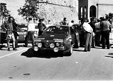 Amilcare Ballestrieri - Maurizio Mannini
Foto pre-verificaciones.

17º Rally Sanremo 1975. Alfa Romeo Alfetta GT (MI-V85555). Abandonó por accidente.

Del 1 al 4 de Octubre, Sanremo, Imperia, Liguria, Italia.
Superficie: tierra - asfalto.

El Rally tenia un total de 1736.00 km de los que 977.00 km divididos en 39 tramos eran especiales.

Tomaron la salida 118 equipos, finalizaron 33.@
Palabras clave: ;Alfa;Alfetta;Romeo;GT;Sanremo;1975
