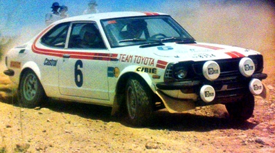 Ove Andersson - Arne Hertz
22º Acropolis Rally 1975. Toyota Corolla Levin TE 27 (ACM55RA8354). Abandonó por la caja de cambios después de SS10.

Del 24 al 31 de Mayo, Atenas, Grecia.
Superficie: tierra.

El Rally se dividia en 4 etapas con un total de 2639.88 km de los que 580.00 km divididos en 49 tramos eran especiales.

Tomaron la salida 87 equipos, finalizaron 17.@
Palabras clave: Ove_Andersson;Acropolis;Grecia;Toyota;Corolla;1975