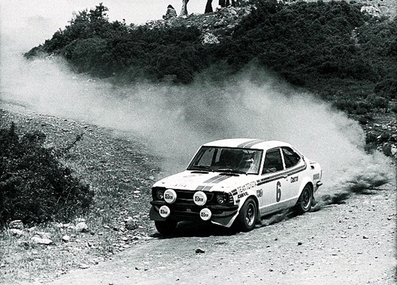 Ove Andersson - Arne Hertz
22º Acropolis Rally 1975. Toyota Corolla Levin TE 27 (ACM55RA8354). Abandonó por la caja de cambios después de SS10.

Del 24 al 31 de Mayo, Atenas, Grecia.
Superficie: tierra.

El Rally se dividia en 4 etapas con un total de 2639.88 km de los que 580.00 km divididos en 49 tramos eran especiales.

Tomaron la salida 87 equipos, finalizaron 17.@
Palabras clave: Ove_Andersson;Acropolis;Grecia;Toyota;Corolla;1975