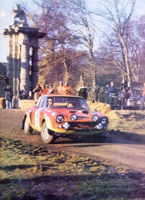 Markku Alén - Ilkka Kivimäki
24º Lombard RAC Rally 1975. Fiat 124 Abarth Rallye (TO-L69746). Abandonó por motor después de SS1 Bramham, desconocemos los Km de la especial.

Del 22 al 26 de Noviembre, York, Yorkshire, Inglaterra.
Superficie: tierra.

El Rally tenia 72 tramos especiales, (2 de ellos fueron cancelados, SS7 Wykeham y SS25 Chargot Wood).

Se inscribieron 250 equipos, tomaron la salida 236, finalizaron 104.@
Palabras clave: Markku_Alen;Fiat;Abarth;Rallye;Gran_Bretaña;1975;Lombard_RAC_Rally;Inglaterra