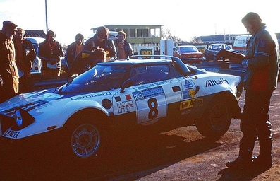 Sandro Munari - Mario Mannucci
24º Lombard RAC Rally 1975. Lancia Stratos HF (TO-L96265). Abandonó por accidente en SS36 36 Pantperthog.

Del 22 al 26 de Noviembre, York, Yorkshire, Inglaterra.
Superficie: tierra.

El Rally tenia 72 tramos especiales (2 de ellos fueron cancelados, SS7 Wykeham y SS25 Chargot Wood).

Se inscribieron 250 equipos, tomaron la salida 236, finalizaron 104.@
Palabras clave: Sandro_Munari;Lancia;Stratos;Gran_Bretaña;1975;Parque_Cerrado