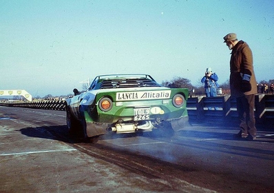 Sandro Munari - Mario Mannucci
24º Lombard RAC Rally 1975. Lancia Stratos HF (TO-L96265). Abandonó por accidente en SS36 36 Pantperthog.

Del 22 al 26 de Noviembre, York, Yorkshire, Inglaterra.
Superficie: tierra.

El Rally tenia 72 tramos especiales (2 de ellos fueron cancelados, SS7 Wykeham y SS25 Chargot Wood).

Se inscribieron 250 equipos, tomaron la salida 236, finalizaron 104.@
Palabras clave: Lancia;Stratos;Gran_Bretaña;1975;Parque_Cerrado