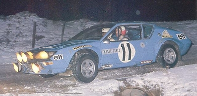 Achim Warmbold - John Davenport
43º Rallye Automobile de Monte-Carlo 1975. Alpine-Renault A310 1800 (3058 HW 76). Abandonó por accidente en SS4 Molini di Triora - Pigna de 20.50 km.

Del 15 al 23 de Enero, Monte Carlo.
Superficie: asfalto - nieve.

El Rally tenia un total de 2,345.00 Km de los que 472.00 Km divididos en 22 tramos eran especiales.

Se inscribieron 114 equipos, tomaron la salida 96, finalizaron 43.@
Palabras clave: ;John_Davenport;Renault;Alpine;A310;Montecarlo;1975;nieve