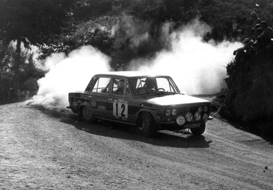 Salvador Cañellas - Daniel Ferrater
9º Rallye de Portugal - Vinho do Porto 1975. Seat 1430/1800 (B-3793-AP). Abandonó por la suspensión del coche.

Del 18 al 21 de Julio, Estoril, Cascais, Lisboa, Portugal.
Superficie: asfalto - tierra.

El Rally tenia un total de 2,006.50 Km de los que 514.80 Km divididos en 34 tramos eran especiales.

Tomaron la salida 73 equipos, finalizaron 22.@
Palabras clave: Salvador_Cañellas;Seat;Potugal;1975
