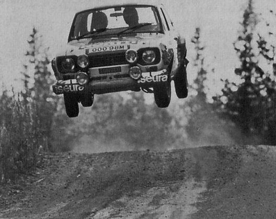 Juhani Kynsilehto - Martin Holmes 
25º Jyväskylän Suurajot - Rally of the 1000 Lakes 1975. Ford Escort MKI 1600 (OOO 98M). Abandonó por accidente en SS22 Paakkunala de 4.80 km.

Del 29 al 31 de Agosto, Jyväskylä, Finlandia.
Superficie: tierra.

El Rally tenia un total de 1332.00 km de los que 287.50 km divididos en 42 tramos eran especiales.

Tomaron la salida 98 equipos, finalizaron 60.

Foto 1 de 5
@
Palabras clave: Finlandia;Ford;Escort;MKI;1975;
