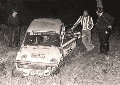 Isidro "Bilo" Oliveras - Manolo Vidal Perucho
23º RACE Rally de España 1975. Seat 1430-1800 Gr.2 FN. Abandonó por accidente con vuelco.

Del 24 al 26 de Octubre.
Superficie: asfalto - tierra.
La segunda pasada en tierra, solo los 30 primeros clasificados podían correrla.

Tomaron la salida 64 equipos, finalizaron 19.


Comentario de Bilo Oliveras en la foto publicada el 16-10-2024 en nuestro grupo de Facebook Mundo Rally Retro
"La foto fue tomada por Martin Holmes (rip) que compartían coche de prensa del RACE siguiendo la prueba.
Me hicieron muy buena compañía una vez pasado el coche 0 hasta la llegada de la grúa ..."

© Martin Holmes
@
Palabras clave: Seat;España;1975;Spain