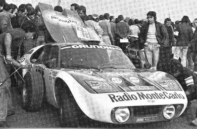Tchine - Salles
34º Tour de France Automobile 1975. Scora (Proto de Jidé)

En 1969, un pequeño artesano francés Jaques Durand concibe su proto, el llamado Jidé.

Su paso por las competiciones enganchaba el corazón de numerosos aficionados.

En 1972 Jean Ragnotti prueba un 1600 S con 165 cv y solo 640 kg quedando prendado de su comportamiento y comentando que con alguna pequeña modificación podrí­a conseguir la victoria en algún gran rallye.

Sin embargo sus participaciones fueron discretas y la crisis del petroleo de 1973 no arregló las cosas.

Hasta esa fecha se habí­an construido unas 140 unidades, pero Jaques Durand tuvo que cederle el negocio al Sr. Baxas.
Unos 100 Jidé mas se produjeron a partir de entonces.

En el Salón del Automovil de París se presentó el proto que sucederí­a al Jidé, el SCORA (Sociedad Correzienne Automovile), consiguiendo un exito tal que registró 80 pedidos.

Una segunda producción se fué al agua por no llegar ciertas promesas financieras, así que la homologaciòn de los SCORA se efectuó a título aislado.

De 1975 a 1977 no se deberí­an contar mas de 9 Scora fabricados.
@
Palabras clave: Jide;Proto;Scora;Tour;Francia;1975