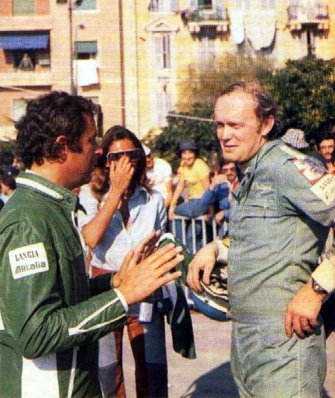 18º Rallye Sanremo 1976
Cesare Fiorio, jefe del Equipo Lancia, manteniendo una conversación con Björn Waldegard.

Björn Waldegard estaba harto de las manipulaciones de Fiorio y su favoritismo en favor de Sandro Munari y así­ se lo hizo saber a Fiorio. Waldegard mandaba el Rallye con 4 segundos de ventaja antes de tomar la salida en el último tramo del Rallye, Fiorio, (director del Equipo Lancia), se puso delante del Stratos de Waldegard y lo retuvo durante 4 segundos después de que el comisario le hubiera dado la salida... y que ganara el mejor.... Waldegard ganó por 4 segundos a Munari.

La semana después de todo este jolgorio, Waldegard habló con Peter Ashcroft, director de Ford Motorsport, y firmó con ellos de cara a la temporada 1977. Cuando Fiorio negoció con Björn su contrato para 1977 y éste le dijo que ya había firmado por Ford, se cogió un cabreo monumental, y cambió la inscripción de Waldegard para el RAC Rally, que ya estaba formalizada, poniendo en su lugar a Munari... Ashcroft, con su buena nariz en detectar buenas operaciones, se afanó en encontrar un patrocinio y preparar un Escort oficial para Waldegard y poder competir ese mismo año 76.

En el Tour de Corse no compitió pero en el RAC sí­ lo hizo ya con el Ford. Su resultado fue quedar por delante (3º) de Sandro Munari (4º a 54s).
Según dicen, Björn Waldegard se acerco a Fiorio al finalizar dicho Rally (RAC) y le dijo: "Hasta con otro coche os gano"... repito, según dicen...

En una entrevista de primeros de 1980, recién proclamado Campeón del Mundo, Waldegard dijo, respecto a las órdenes de equipo: "Nunca discutí­ esas órdenes, pero era la forma en que me eran comunicadas lo que no me gustaba".

Del 6 al 9 de Octubre, Sanremo, Italia.
Superficie: asfalto.

El Rally tenia un total de 1509 km de los que 780.00 Km divididos en 36 tramos eran especiales (2 de ellos fueron cancelados SS9 Scravaion y SS30 desconocemos el nombre).

Tomaron la salida 133 equipos, finalizaron 68.
@
Palabras clave: Lancia;Stratos;Sanremo;1976;Personajes;Cesare_Fiorio;Asistencias;Bjorn_Waldegard