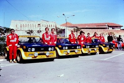 18º Rallye Sanremo 1976
Formaciòn del equipo oficial "Olio Fiat" , prueba valedera para el Campeonato del Mundo.
Los cuatro Fiat 131 Abarth (motores de 2.0 litros, 230 CV y 990 kilos) irà¡n sucumbiendo en el transcurso de la prueba (izq-dcha):

Maurizio Verini - Ninni Russo (motor).
Fulvio Bacchelli - Francesco Rosetti (accidente).
Roberto Cambiaghi - Emanuele Sanfront (diferencial).
Markku Alen - Ilkka Kivimäki (Accidente).

Prueba aciaga para Fiat pero honrosa para Lancia: las cuatro primeras posiciones de la General serà­an copadas por los Lancia Stratos HF de Bjorn Waldegaard, Sandro Munari, Raffaele Pinto y "Tony" Fassina.

Vendetta italiana fraternal.

PHOTO obtenida de Rally Videos of the Golden Era en Facebook.
Texto informaciòn de Antonio De Leon Evora.
Palabras clave: Parque_Cerrado;Personajes;Fiat;Abarth;Sanremo;1976