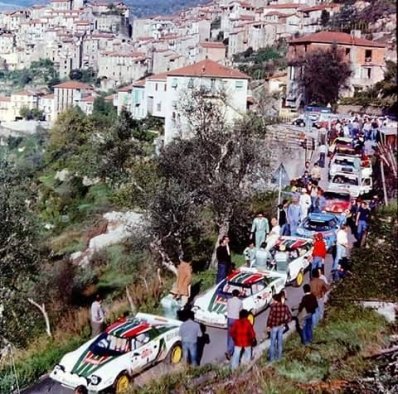 18º Rally San Remo 1976
Prueba 8 de 10

Del 6 al 9 de Octubre, Sanremo, Imperia, Liguria, Italia.
Superficie: asfalto.

El Rally tenia un total de 1509 km de los que 780 Km divididos en 36 tramos eran especiales, (2 de ellos fueron cancelados SS9 y SS30).

Tomaron la salida 133 equipos, finalizaron 68.

Cesare Fiorio, jefe del Equipo Lancia, manteniendo una conversación con Björn Waldegard.

Björn Waldegard estaba harto de las manipulaciones de Fiorio y su favoritismo en favor de Sandro Munari y así­ se lo hizo saber a Fiorio.
Waldegard mandaba el Rallye con 4 segundos de ventaja antes de tomar la salida en el último tramo del Rallye, Fiorio se puso delante del Stratos de Waldegard y lo retuvo durante 4 segundos después de que el comisario le hubiera dado la salida... y que ganara el mejor.... Waldegard ganó por 4 segundos a Munari.

La semana después de todo este jolgorio, Waldegard habló con Peter Ashcroft, director de Ford Motorsport, y firmó con ellos de cara a la temporada 1977. Cuando Fiorio negoció con Björn su contrato para 1977 y éste le dijo que ya habia firmado por Ford se cogió un cabreo monumental eliminando la inscripción de Waldegard para el Tour de Corse, que ya estaba formalizada.
Ashcroft, con su buena nariz en detectar buenas operaciones, se afanó en encontrar un patrocinio y preparar un Escort oficial para Waldegard y poder competir ese mismo año 76 en la última prueba del Mundial, el RAC Rally.

En el Tour de Corse no compitió pero en el RAC sí­ lo hizo ya con el Ford. Su resultado fue quedar por delante (3º) de Sandro Munari (4º a 54s).

Según dicen, Björn Waldegard se acerco a Fiorio al finalizar dicho Rally (RAC) y le dijo:
"Hasta con otro coche os gano"... repito, según dicen...

En una entrevista de primeros de 1980, recién proclamado Campeón del Mundo, Waldegard dijo, respecto a las órdenes de equipo:
"Nunca discuti­ esas órdenes, pero era la forma en que me eran comunicadas lo que no me gustaba".
@



Palabras clave: Sanremo;1976;Lancia;Stratos