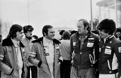 26º International Swedish Rally 1976
De izquierda a derecha:

Per Eklund, Stig Blomqvist, Bjorn Waldegard y Simo Lampinen
Eklund y Blomqvist pilotaban los Saab 96 V4, clasificados 1º y 2º respectivamente.

Waldegard y Lampinen pilotaban los Lancia Stratos HF, abandonó por accidente y clasificado 4º respectivamente.

Del 20 al 22 de Febrero, Karlstad, Suecia.
Superficie: nieve - hielo.

El Rally tenia un total de 1620.00 km de los que 764.00 km divididos en 34 tramos eran especiales.

En total 213 equipos tomaron la salida, de los cuales 68 participaron en el WRC.
El campeonato de Suecia (202 tripulaciones) solo participó en la primera etapa.
Los campeonatos de C-Forare, Oldboys y Norska solo participaron en la segunda etapa.

Del Campeonato WRC finalizaron 28.
@
Palabras clave: Suecia;1976;Personajes