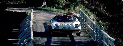 Sandro Munari - Silvio Maiga
20º Tour de Corse 1976. Lancia Stratos HF (TO N41648). Clasificado 1º.

Del 6 al 7 de Noviembre, Ajaccio, Córcega, Francia.
Superficie: asfalto.

El Rally tenia un total de 1340.00 km de los que 630 km divididos en 9 tramos eran especiales.

Kilómetros de cada uno de los 9 tramos:
SS1 - Casta - Pietra Moneta de 17 Km
SS2 - Calvi - Liamone de 145,20 Km
SS3 - Aqua Doria - Stiliccione de 16,50 Km
SS4 - Porto - Vecchio - Prunelli de 166,40 Km
SS5 - Kamiesch - Bavella - Zonza de 28,60 Km
SS6 - Tavera - Bastelica de 17,10 Km
SS7 - Palneca - Francardo de 137,90 Km
SS8 - Morosaglia - Alistro de 76,40 Km
SS9 - Talasani - La Castanaccia - La Porta de 24,90 Km.

Tomaron la salida 88 equipos, finalizaron 11.
@
Palabras clave: Sandro_Munari;Lancia;Stratos;Corcega;1976;Corse
