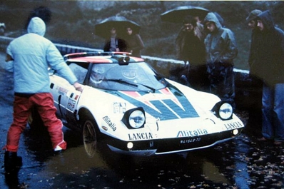 Sandro Munari - Silvio Maiga
20º Tour de Corse 1976. Lancia Stratos HF (TO N41648). Clasificado 1º.

Del 6 al 7 de Noviembre, Ajaccio, Córcega, Francia.
Superficie: asfalto.

El Rally tenia un total de 1340.00 km de los que 630 km divididos en 9 tramos eran especiales.

Kilómetros de cada uno de los 9 tramos:
SS1 - Casta - Pietra Moneta de 17 Km
SS2 - Calvi - Liamone de 145,20 Km
SS3 - Aqua Doria - Stiliccione de 16,50 Km
SS4 - Porto - Vecchio - Prunelli de 166,40 Km
SS5 - Kamiesch - Bavella - Zonza de 28,60 Km
SS6 - Tavera - Bastelica de 17,10 Km
SS7 - Palneca - Francardo de 137,90 Km
SS8 - Morosaglia - Alistro de 76,40 Km
SS9 - Talasani - La Castanaccia - La Porta de 24,90 Km.

Tomaron la salida 88 equipos, finalizaron 11.
@
Palabras clave: Sandro_Munari;Lancia;Stratos;Corcega;1976;Corse