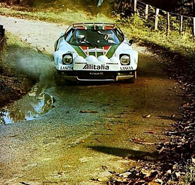 Sandro Munari - Silvio Maiga
20º Tour de Corse 1976. Lancia Stratos HF (TO N41648). Clasificado 1º.

Del 6 al 7 de Noviembre, Ajaccio, Córcega, Francia.
Superficie: asfalto.

El Rally tenia un total de 1340.00 km de los que 630 km divididos en 9 tramos eran especiales.

Kilómetros de cada uno de los 9 tramos:
SS1 - Casta - Pietra Moneta de 17 Km
SS2 - Calvi - Liamone de 145,20 Km
SS3 - Aqua Doria - Stiliccione de 16,50 Km
SS4 - Porto - Vecchio - Prunelli de 166,40 Km
SS5 - Kamiesch - Bavella - Zonza de 28,60 Km
SS6 - Tavera - Bastelica de 17,10 Km
SS7 - Palneca - Francardo de 137,90 Km
SS8 - Morosaglia - Alistro de 76,40 Km
SS9 - Talasani - La Castanaccia - La Porta de 24,90 Km.

Tomaron la salida 88 equipos, finalizaron 11.
@
Palabras clave: Sandro_Munari;Lancia;Stratos;Corcega;1976;Corse