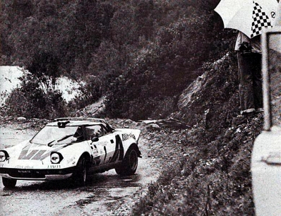 Sandro Munari - Silvio Maiga
20º Tour de Corse 1976. Lancia Stratos HF (TO N41648). Clasificado 1º.

Del 6 al 7 de Noviembre, Ajaccio, Córcega, Francia.
Superficie: asfalto.

El Rally tenia un total de 1340.00 km de los que 630 km divididos en 9 tramos eran especiales.

Kilómetros de cada uno de los 9 tramos:
SS1 - Casta - Pietra Moneta de 17 Km
SS2 - Calvi - Liamone de 145,20 Km
SS3 - Aqua Doria - Stiliccione de 16,50 Km
SS4 - Porto - Vecchio - Prunelli de 166,40 Km
SS5 - Kamiesch - Bavella - Zonza de 28,60 Km
SS6 - Tavera - Bastelica de 17,10 Km
SS7 - Palneca - Francardo de 137,90 Km
SS8 - Morosaglia - Alistro de 76,40 Km
SS9 - Talasani - La Castanaccia - La Porta de 24,90 Km.

Tomaron la salida 88 equipos, finalizaron 11.
@
Palabras clave: Sandro_Munari;Lancia;Stratos;Corcega;1976;Corse