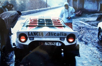 Sandro Munari - Silvio Maiga
20º Tour de Corse 1976. Lancia Stratos HF (TO N41648). Clasificado 1º.

Del 6 al 7 de Noviembre, Ajaccio, Córcega, Francia.
Superficie: asfalto.

El Rally tenia un total de 1340.00 km de los que 630 km divididos en 9 tramos eran especiales.

Kilómetros de cada uno de los 9 tramos:
SS1 - Casta - Pietra Moneta de 17 Km
SS2 - Calvi - Liamone de 145,20 Km
SS3 - Aqua Doria - Stiliccione de 16,50 Km
SS4 - Porto - Vecchio - Prunelli de 166,40 Km
SS5 - Kamiesch - Bavella - Zonza de 28,60 Km
SS6 - Tavera - Bastelica de 17,10 Km
SS7 - Palneca - Francardo de 137,90 Km
SS8 - Morosaglia - Alistro de 76,40 Km
SS9 - Talasani - La Castanaccia - La Porta de 24,90 Km.

Tomaron la salida 88 equipos, finalizaron 11.
@
Palabras clave: Sandro_Munari;Lancia;Stratos;Corcega;1976;Corse
