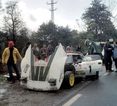 Asistencia en el 20º Tour de Corse 1976
En el Lancia Stratos HF (TO N41648) de Sandro Munari - Silvio Maiga, clasificado 1º.

Del 6 al 7 de Noviembre, Ajaccio, Córcega, Francia.
Superficie: asfalto.

El Rally tenia un total de 1340.00 km de los que 630 km divididos en 9 tramos eran especiales.

Kilómetros de cada uno de los 9 tramos:
SS1 - Casta - Pietra Moneta de 17 Km
SS2 - Calvi - Liamone de 145,20 Km
SS3 - Aqua Doria - Stiliccione de 16,50 Km
SS4 - Porto - Vecchio - Prunelli de 166,40 Km
SS5 - Kamiesch - Bavella - Zonza de 28,60 Km
SS6 - Tavera - Bastelica de 17,10 Km
SS7 - Palneca - Francardo de 137,90 Km
SS8 - Morosaglia - Alistro de 76,40 Km
SS9 - Talasani - La Castanaccia - La Porta de 24,90 Km.

Tomaron la salida 88 equipos, finalizaron 11.
@
Palabras clave: Sandro_Munari;Lancia;Stratos;Corcega;1976;Asistencias;Corse