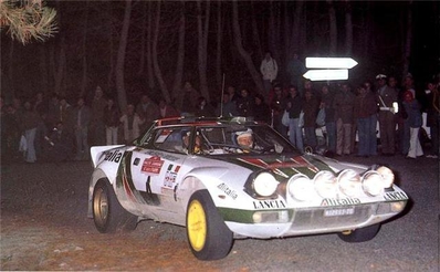 Björn Waldegard - Hans Thorszelius
18º Rally de San Remo 1976. Lancia Stratos HF (TO N12661). Clasificado 1º.

Cesare Fiorio, jefe del Equipo Lancia, manteniendo una conversación con Björn Waldegard.

Björn Waldegard estaba harto de las manipulaciones de Fiorio y su favoritismo en favor de Sandro Munari y así­ se lo hizo saber a Fiorio.
Waldegard mandaba el Rallye con 4 segundos de ventaja antes de tomar la salida en el último tramo del Rallye, Fiorio se puso delante del Stratos de Waldegard y lo retuvo durante 4 segundos después de que el comisario le hubiera dado la salida... y que ganara el mejor.... Waldegard ganó por 4 segundos a Munari.

La semana después de todo este jolgorio, Waldegard habló con Peter Ashcroft, director de Ford Motorsport, y firmó con ellos de cara a la temporada 1977. Cuando Fiorio negoció con Björn su contrato para 1977 y éste le dijo que ya habia firmado por Ford se cogió un cabreo monumental eliminando la inscripción de Waldegard para el Tour de Corse, que ya estaba formalizada.
Ashcroft, con su buena nariz en detectar buenas operaciones, se afanó en encontrar un patrocinio y preparar un Escort oficial para Waldegard y poder competir ese mismo año 76 en la última prueba del Mundial, el RAC Rally.

En el Tour de Corse no compitió pero en el RAC sí­ lo hizo ya con el Ford. Su resultado fue quedar por delante (3º) de Sandro Munari (4º a 54s).

Según dicen, Björn Waldegard se acerco a Fiorio al finalizar dicho Rally (RAC) y le dijo:
"Hasta con otro coche os gano"... repito, según dicen...

En una entrevista de primeros de 1980, recién proclamado Campeón del Mundo, Waldegard dijo, respecto a las órdenes de equipo:
"Nunca discuti­ esas órdenes, pero era la forma en que me eran comunicadas lo que no me gustaba".

Del 6 al 9 de Octubre, Sanremo, Imperia, Liguria, Italia.
Superficie: asfalto.

El Rally tenia un total de 1509 km de los que 780 Km divididos en 36 tramos eran especiales, (2 de ellos fueron cancelados SS9 y SS30).

Tomaron la salida 133 equipos, finalizaron 68.
@
Palabras clave: ;Hans_Thorszelius;Lancia;Stratos;Sanremo;1976