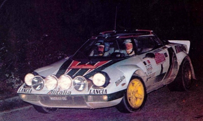 Björn Waldegard - Hans Thorszelius
18º Rally de San Remo 1976. Lancia Stratos HF (TO N12661). Clasificado 1º.

Cesare Fiorio, jefe del Equipo Lancia, manteniendo una conversación con Björn Waldegard.

Björn Waldegard estaba harto de las manipulaciones de Fiorio y su favoritismo en favor de Sandro Munari y así­ se lo hizo saber a Fiorio.
Waldegard mandaba el Rallye con 4 segundos de ventaja antes de tomar la salida en el último tramo del Rallye, Fiorio se puso delante del Stratos de Waldegard y lo retuvo durante 4 segundos después de que el comisario le hubiera dado la salida... y que ganara el mejor.... Waldegard ganó por 4 segundos a Munari.

La semana después de todo este jolgorio, Waldegard habló con Peter Ashcroft, director de Ford Motorsport, y firmó con ellos de cara a la temporada 1977. Cuando Fiorio negoció con Björn su contrato para 1977 y éste le dijo que ya habia firmado por Ford se cogió un cabreo monumental eliminando la inscripción de Waldegard para el Tour de Corse, que ya estaba formalizada.
Ashcroft, con su buena nariz en detectar buenas operaciones, se afanó en encontrar un patrocinio y preparar un Escort oficial para Waldegard y poder competir ese mismo año 76 en la última prueba del Mundial, el RAC Rally.

En el Tour de Corse no compitió pero en el RAC sí­ lo hizo ya con el Ford. Su resultado fue quedar por delante (3º) de Sandro Munari (4º a 54s).

Según dicen, Björn Waldegard se acerco a Fiorio al finalizar dicho Rally (RAC) y le dijo:
"Hasta con otro coche os gano"... repito, según dicen...

En una entrevista de primeros de 1980, recién proclamado Campeón del Mundo, Waldegard dijo, respecto a las órdenes de equipo:
"Nunca discuti­ esas órdenes, pero era la forma en que me eran comunicadas lo que no me gustaba".

Del 6 al 9 de Octubre, Sanremo, Imperia, Liguria, Italia.
Superficie: asfalto.

El Rally tenia un total de 1509 km de los que 780 Km divididos en 36 tramos eran especiales, (2 de ellos fueron cancelados SS9 y SS30).

Tomaron la salida 133 equipos, finalizaron 68.
@
Palabras clave: ;Hans_Thorszelius;Lancia;Stratos;Sanremo;1976