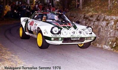 Björn Waldegard - Hans Thorszelius
18º Rally de San Remo 1976. Lancia Stratos HF (TO N12661). Clasificado 1º.

Cesare Fiorio, jefe del Equipo Lancia, manteniendo una conversación con Björn Waldegard.

Björn Waldegard estaba harto de las manipulaciones de Fiorio y su favoritismo en favor de Sandro Munari y así­ se lo hizo saber a Fiorio.
Waldegard mandaba el Rallye con 4 segundos de ventaja antes de tomar la salida en el último tramo del Rallye, Fiorio se puso delante del Stratos de Waldegard y lo retuvo durante 4 segundos después de que el comisario le hubiera dado la salida... y que ganara el mejor.... Waldegard ganó por 4 segundos a Munari.

La semana después de todo este jolgorio, Waldegard habló con Peter Ashcroft, director de Ford Motorsport, y firmó con ellos de cara a la temporada 1977. Cuando Fiorio negoció con Björn su contrato para 1977 y éste le dijo que ya habia firmado por Ford se cogió un cabreo monumental eliminando la inscripción de Waldegard para el Tour de Corse, que ya estaba formalizada.
Ashcroft, con su buena nariz en detectar buenas operaciones, se afanó en encontrar un patrocinio y preparar un Escort oficial para Waldegard y poder competir ese mismo año 76 en la última prueba del Mundial, el RAC Rally.

En el Tour de Corse no compitió pero en el RAC sí­ lo hizo ya con el Ford. Su resultado fue quedar por delante (3º) de Sandro Munari (4º a 54s).

Según dicen, Björn Waldegard se acerco a Fiorio al finalizar dicho Rally (RAC) y le dijo:
"Hasta con otro coche os gano"... repito, según dicen...

En una entrevista de primeros de 1980, recién proclamado Campeón del Mundo, Waldegard dijo, respecto a las órdenes de equipo:
"Nunca discuti­ esas órdenes, pero era la forma en que me eran comunicadas lo que no me gustaba".

Del 6 al 9 de Octubre, Sanremo, Imperia, Liguria, Italia.
Superficie: asfalto.

El Rally tenia un total de 1509 km de los que 780 Km divididos en 36 tramos eran especiales, (2 de ellos fueron cancelados SS9 y SS30).

Tomaron la salida 133 equipos, finalizaron 68.
@
Palabras clave: ;Hans_Thorszelius;Lancia;Stratos;Sanremo;1976