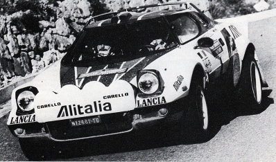 Björn Waldegard - Hans Thorszelius
18º Rally de San Remo 1976. Lancia Stratos HF (TO N12661). Clasificado 1º.

Cesare Fiorio, jefe del Equipo Lancia, manteniendo una conversación con Björn Waldegard.

Björn Waldegard estaba harto de las manipulaciones de Fiorio y su favoritismo en favor de Sandro Munari y así­ se lo hizo saber a Fiorio.
Waldegard mandaba el Rallye con 4 segundos de ventaja antes de tomar la salida en el último tramo del Rallye, Fiorio se puso delante del Stratos de Waldegard y lo retuvo durante 4 segundos después de que el comisario le hubiera dado la salida... y que ganara el mejor.... Waldegard ganó por 4 segundos a Munari.

La semana después de todo este jolgorio, Waldegard habló con Peter Ashcroft, director de Ford Motorsport, y firmó con ellos de cara a la temporada 1977. Cuando Fiorio negoció con Björn su contrato para 1977 y éste le dijo que ya habia firmado por Ford se cogió un cabreo monumental eliminando la inscripción de Waldegard para el Tour de Corse, que ya estaba formalizada.
Ashcroft, con su buena nariz en detectar buenas operaciones, se afanó en encontrar un patrocinio y preparar un Escort oficial para Waldegard y poder competir ese mismo año 76 en la última prueba del Mundial, el RAC Rally.

En el Tour de Corse no compitió pero en el RAC sí­ lo hizo ya con el Ford. Su resultado fue quedar por delante (3º) de Sandro Munari (4º a 54s).

Según dicen, Björn Waldegard se acerco a Fiorio al finalizar dicho Rally (RAC) y le dijo:
"Hasta con otro coche os gano"... repito, según dicen...

En una entrevista de primeros de 1980, recién proclamado Campeón del Mundo, Waldegard dijo, respecto a las órdenes de equipo:
"Nunca discuti­ esas órdenes, pero era la forma en que me eran comunicadas lo que no me gustaba".

Del 6 al 9 de Octubre, Sanremo, Imperia, Liguria, Italia.
Superficie: asfalto.

El Rally tenia un total de 1509 km de los que 780 Km divididos en 36 tramos eran especiales, (2 de ellos fueron cancelados SS9 y SS30).

Tomaron la salida 133 equipos, finalizaron 68.
@
Palabras clave: ;Hans_Thorszelius;Lancia;Stratos;Sanremo;1976
