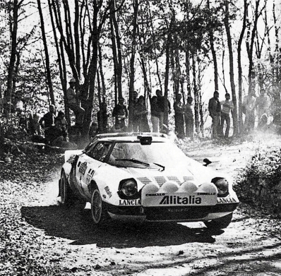 Björn Waldegard - Hans Thorszelius
18º Rally de San Remo 1976. Lancia Stratos HF (TO N12661). Clasificado 1º.

Cesare Fiorio, jefe del Equipo Lancia, manteniendo una conversación con Björn Waldegard.

Björn Waldegard estaba harto de las manipulaciones de Fiorio y su favoritismo en favor de Sandro Munari y así­ se lo hizo saber a Fiorio.
Waldegard mandaba el Rallye con 4 segundos de ventaja antes de tomar la salida en el último tramo del Rallye, Fiorio se puso delante del Stratos de Waldegard y lo retuvo durante 4 segundos después de que el comisario le hubiera dado la salida... y que ganara el mejor.... Waldegard ganó por 4 segundos a Munari.

La semana después de todo este jolgorio, Waldegard habló con Peter Ashcroft, director de Ford Motorsport, y firmó con ellos de cara a la temporada 1977. Cuando Fiorio negoció con Björn su contrato para 1977 y éste le dijo que ya habia firmado por Ford se cogió un cabreo monumental eliminando la inscripción de Waldegard para el Tour de Corse, que ya estaba formalizada.
Ashcroft, con su buena nariz en detectar buenas operaciones, se afanó en encontrar un patrocinio y preparar un Escort oficial para Waldegard y poder competir ese mismo año 76 en la última prueba del Mundial, el RAC Rally.

En el Tour de Corse no compitió pero en el RAC sí­ lo hizo ya con el Ford. Su resultado fue quedar por delante (3º) de Sandro Munari (4º a 54s).

Según dicen, Björn Waldegard se acerco a Fiorio al finalizar dicho Rally (RAC) y le dijo:
"Hasta con otro coche os gano"... repito, según dicen...

En una entrevista de primeros de 1980, recién proclamado Campeón del Mundo, Waldegard dijo, respecto a las órdenes de equipo:
"Nunca discuti­ esas órdenes, pero era la forma en que me eran comunicadas lo que no me gustaba".

Del 6 al 9 de Octubre, Sanremo, Imperia, Liguria, Italia.
Superficie: asfalto.

El Rally tenia un total de 1509 km de los que 780 Km divididos en 36 tramos eran especiales, (2 de ellos fueron cancelados SS9 y SS30).

Tomaron la salida 133 equipos, finalizaron 68.
@
Palabras clave: ;Hans_Thorszelius;Lancia;Stratos;Sanremo;1976