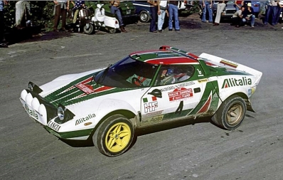 Björn Waldegard - Hans Thorszelius
18º Rally de San Remo 1976. Lancia Stratos HF (TO N12661). Clasificado 1º.

Cesare Fiorio, jefe del Equipo Lancia, manteniendo una conversación con Björn Waldegard.

Björn Waldegard estaba harto de las manipulaciones de Fiorio y su favoritismo en favor de Sandro Munari y así­ se lo hizo saber a Fiorio.
Waldegard mandaba el Rallye con 4 segundos de ventaja antes de tomar la salida en el último tramo del Rallye, Fiorio se puso delante del Stratos de Waldegard y lo retuvo durante 4 segundos después de que el comisario le hubiera dado la salida... y que ganara el mejor.... Waldegard ganó por 4 segundos a Munari.

La semana después de todo este jolgorio, Waldegard habló con Peter Ashcroft, director de Ford Motorsport, y firmó con ellos de cara a la temporada 1977. Cuando Fiorio negoció con Björn su contrato para 1977 y éste le dijo que ya habia firmado por Ford se cogió un cabreo monumental eliminando la inscripción de Waldegard para el Tour de Corse, que ya estaba formalizada.
Ashcroft, con su buena nariz en detectar buenas operaciones, se afanó en encontrar un patrocinio y preparar un Escort oficial para Waldegard y poder competir ese mismo año 76 en la última prueba del Mundial, el RAC Rally.

En el Tour de Corse no compitió pero en el RAC sí­ lo hizo ya con el Ford. Su resultado fue quedar por delante (3º) de Sandro Munari (4º a 54s).

Según dicen, Björn Waldegard se acerco a Fiorio al finalizar dicho Rally (RAC) y le dijo:
"Hasta con otro coche os gano"... repito, según dicen...

En una entrevista de primeros de 1980, recién proclamado Campeón del Mundo, Waldegard dijo, respecto a las órdenes de equipo:
"Nunca discuti­ esas órdenes, pero era la forma en que me eran comunicadas lo que no me gustaba".

Del 6 al 9 de Octubre, Sanremo, Imperia, Liguria, Italia.
Superficie: asfalto.

El Rally tenia un total de 1509 km de los que 780 Km divididos en 36 tramos eran especiales, (2 de ellos fueron cancelados SS9 y SS30).

Tomaron la salida 133 equipos, finalizaron 68.
@
Palabras clave: ;Hans_Thorszelius;Lancia;Stratos;Sanremo;1976