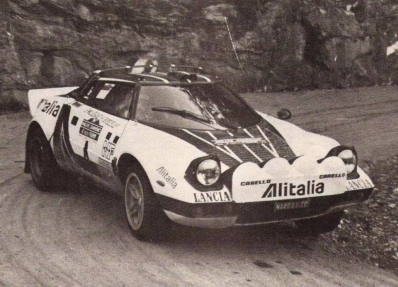 Björn Waldegard - Hans Thorszelius
18º Rally de San Remo 1976. Lancia Stratos HF (TO N12661). Clasificado 1º.

Cesare Fiorio, jefe del Equipo Lancia, manteniendo una conversación con Björn Waldegard.

Björn Waldegard estaba harto de las manipulaciones de Fiorio y su favoritismo en favor de Sandro Munari y así­ se lo hizo saber a Fiorio.
Waldegard mandaba el Rallye con 4 segundos de ventaja antes de tomar la salida en el último tramo del Rallye, Fiorio se puso delante del Stratos de Waldegard y lo retuvo durante 4 segundos después de que el comisario le hubiera dado la salida... y que ganara el mejor.... Waldegard ganó por 4 segundos a Munari.

La semana después de todo este jolgorio, Waldegard habló con Peter Ashcroft, director de Ford Motorsport, y firmó con ellos de cara a la temporada 1977. Cuando Fiorio negoció con Björn su contrato para 1977 y éste le dijo que ya habia firmado por Ford se cogió un cabreo monumental eliminando la inscripción de Waldegard para el Tour de Corse, que ya estaba formalizada.
Ashcroft, con su buena nariz en detectar buenas operaciones, se afanó en encontrar un patrocinio y preparar un Escort oficial para Waldegard y poder competir ese mismo año 76 en la última prueba del Mundial, el RAC Rally.

En el Tour de Corse no compitió pero en el RAC sí­ lo hizo ya con el Ford. Su resultado fue quedar por delante (3º) de Sandro Munari (4º a 54s).

Según dicen, Björn Waldegard se acerco a Fiorio al finalizar dicho Rally (RAC) y le dijo:
"Hasta con otro coche os gano"... repito, según dicen...

En una entrevista de primeros de 1980, recién proclamado Campeón del Mundo, Waldegard dijo, respecto a las órdenes de equipo:
"Nunca discuti­ esas órdenes, pero era la forma en que me eran comunicadas lo que no me gustaba".

Del 6 al 9 de Octubre, Sanremo, Imperia, Liguria, Italia.
Superficie: asfalto.

El Rally tenia un total de 1509 km de los que 780 Km divididos en 36 tramos eran especiales, (2 de ellos fueron cancelados SS9 y SS30).

Tomaron la salida 133 equipos, finalizaron 68.
@
Palabras clave: ;Hans_Thorszelius;Lancia;Stratos;Sanremo;1976