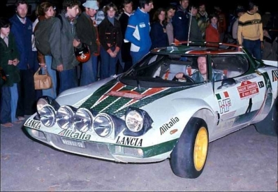 Björn Waldegard - Hans Thorszelius
18º Rally de San Remo 1976. Lancia Stratos HF (TO N12661). Clasificado 1º.

Cesare Fiorio, jefe del Equipo Lancia, manteniendo una conversación con Björn Waldegard.

Björn Waldegard estaba harto de las manipulaciones de Fiorio y su favoritismo en favor de Sandro Munari y así­ se lo hizo saber a Fiorio.
Waldegard mandaba el Rallye con 4 segundos de ventaja antes de tomar la salida en el último tramo del Rallye, Fiorio se puso delante del Stratos de Waldegard y lo retuvo durante 4 segundos después de que el comisario le hubiera dado la salida... y que ganara el mejor.... Waldegard ganó por 4 segundos a Munari.

La semana después de todo este jolgorio, Waldegard habló con Peter Ashcroft, director de Ford Motorsport, y firmó con ellos de cara a la temporada 1977. Cuando Fiorio negoció con Björn su contrato para 1977 y éste le dijo que ya habia firmado por Ford se cogió un cabreo monumental eliminando la inscripción de Waldegard para el Tour de Corse, que ya estaba formalizada.
Ashcroft, con su buena nariz en detectar buenas operaciones, se afanó en encontrar un patrocinio y preparar un Escort oficial para Waldegard y poder competir ese mismo año 76 en la última prueba del Mundial, el RAC Rally.

En el Tour de Corse no compitió pero en el RAC sí­ lo hizo ya con el Ford. Su resultado fue quedar por delante (3º) de Sandro Munari (4º a 54s).

Según dicen, Björn Waldegard se acerco a Fiorio al finalizar dicho Rally (RAC) y le dijo:
"Hasta con otro coche os gano"... repito, según dicen...

En una entrevista de primeros de 1980, recién proclamado Campeón del Mundo, Waldegard dijo, respecto a las órdenes de equipo:
"Nunca discuti­ esas órdenes, pero era la forma en que me eran comunicadas lo que no me gustaba".

Del 6 al 9 de Octubre, Sanremo, Imperia, Liguria, Italia.
Superficie: asfalto.

El Rally tenia un total de 1509 km de los que 780 Km divididos en 36 tramos eran especiales, (2 de ellos fueron cancelados SS9 y SS30).

Tomaron la salida 133 equipos, finalizaron 68.
@
Palabras clave: ;Hans_Thorszelius;Lancia;Stratos;Sanremo;1976