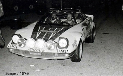 Björn Waldegard - Hans Thorszelius
18º Rally de San Remo 1976. Lancia Stratos HF (TO N12661). Clasificado 1º.

Cesare Fiorio, jefe del Equipo Lancia, manteniendo una conversación con Björn Waldegard.

Björn Waldegard estaba harto de las manipulaciones de Fiorio y su favoritismo en favor de Sandro Munari y así­ se lo hizo saber a Fiorio.
Waldegard mandaba el Rallye con 4 segundos de ventaja antes de tomar la salida en el último tramo del Rallye, Fiorio se puso delante del Stratos de Waldegard y lo retuvo durante 4 segundos después de que el comisario le hubiera dado la salida... y que ganara el mejor.... Waldegard ganó por 4 segundos a Munari.

La semana después de todo este jolgorio, Waldegard habló con Peter Ashcroft, director de Ford Motorsport, y firmó con ellos de cara a la temporada 1977. Cuando Fiorio negoció con Björn su contrato para 1977 y éste le dijo que ya habia firmado por Ford se cogió un cabreo monumental eliminando la inscripción de Waldegard para el Tour de Corse, que ya estaba formalizada.
Ashcroft, con su buena nariz en detectar buenas operaciones, se afanó en encontrar un patrocinio y preparar un Escort oficial para Waldegard y poder competir ese mismo año 76 en la última prueba del Mundial, el RAC Rally.

En el Tour de Corse no compitió pero en el RAC sí­ lo hizo ya con el Ford. Su resultado fue quedar por delante (3º) de Sandro Munari (4º a 54s).

Según dicen, Björn Waldegard se acerco a Fiorio al finalizar dicho Rally (RAC) y le dijo:
"Hasta con otro coche os gano"... repito, según dicen...

En una entrevista de primeros de 1980, recién proclamado Campeón del Mundo, Waldegard dijo, respecto a las órdenes de equipo:
"Nunca discuti­ esas órdenes, pero era la forma en que me eran comunicadas lo que no me gustaba".

Del 6 al 9 de Octubre, Sanremo, Imperia, Liguria, Italia.
Superficie: asfalto.

El Rally tenia un total de 1509 km de los que 780 Km divididos en 36 tramos eran especiales, (2 de ellos fueron cancelados SS9 y SS30).

Tomaron la salida 133 equipos, finalizaron 68.
@
Palabras clave: ;Hans_Thorszelius;Lancia;Stratos;Sanremo;1976