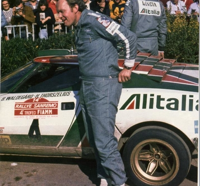 Björn Waldegard - Hans Thorszelius
18º Rally de San Remo 1976. Lancia Stratos HF (TO N12661). Clasificado 1º.

Cesare Fiorio, jefe del Equipo Lancia, manteniendo una conversación con Björn Waldegard.

Björn Waldegard estaba harto de las manipulaciones de Fiorio y su favoritismo en favor de Sandro Munari y así­ se lo hizo saber a Fiorio.
Waldegard mandaba el Rallye con 4 segundos de ventaja antes de tomar la salida en el último tramo del Rallye, Fiorio se puso delante del Stratos de Waldegard y lo retuvo durante 4 segundos después de que el comisario le hubiera dado la salida... y que ganara el mejor.... Waldegard ganó por 4 segundos a Munari.

La semana después de todo este jolgorio, Waldegard habló con Peter Ashcroft, director de Ford Motorsport, y firmó con ellos de cara a la temporada 1977. Cuando Fiorio negoció con Björn su contrato para 1977 y éste le dijo que ya habia firmado por Ford se cogió un cabreo monumental eliminando la inscripción de Waldegard para el Tour de Corse, que ya estaba formalizada.
Ashcroft, con su buena nariz en detectar buenas operaciones, se afanó en encontrar un patrocinio y preparar un Escort oficial para Waldegard y poder competir ese mismo año 76 en la última prueba del Mundial, el RAC Rally.

En el Tour de Corse no compitió pero en el RAC sí­ lo hizo ya con el Ford. Su resultado fue quedar por delante (3º) de Sandro Munari (4º a 54s).

Según dicen, Björn Waldegard se acerco a Fiorio al finalizar dicho Rally (RAC) y le dijo:
"Hasta con otro coche os gano"... repito, según dicen...

En una entrevista de primeros de 1980, recién proclamado Campeón del Mundo, Waldegard dijo, respecto a las órdenes de equipo:
"Nunca discuti­ esas órdenes, pero era la forma en que me eran comunicadas lo que no me gustaba".

Del 6 al 9 de Octubre, Sanremo, Imperia, Liguria, Italia.
Superficie: asfalto.

El Rally tenia un total de 1509 km de los que 780 Km divididos en 36 tramos eran especiales, (2 de ellos fueron cancelados SS9 y SS30).

Tomaron la salida 133 equipos, finalizaron 68.
@
Palabras clave: ;Hans_Thorszelius;Lancia;Stratos;Sanremo;1976;Personajes