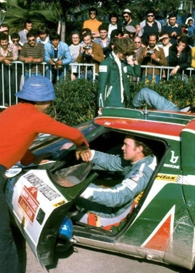 Björn Waldegard - Hans Thorszelius
18º Rally de San Remo 1976. Lancia Stratos HF (TO N12661). Clasificado 1º.

Cesare Fiorio, jefe del Equipo Lancia, manteniendo una conversación con Björn Waldegard.

Björn Waldegard estaba harto de las manipulaciones de Fiorio y su favoritismo en favor de Sandro Munari y así­ se lo hizo saber a Fiorio.
Waldegard mandaba el Rallye con 4 segundos de ventaja antes de tomar la salida en el último tramo del Rallye, Fiorio se puso delante del Stratos de Waldegard y lo retuvo durante 4 segundos después de que el comisario le hubiera dado la salida... y que ganara el mejor.... Waldegard ganó por 4 segundos a Munari.

La semana después de todo este jolgorio, Waldegard habló con Peter Ashcroft, director de Ford Motorsport, y firmó con ellos de cara a la temporada 1977. Cuando Fiorio negoció con Björn su contrato para 1977 y éste le dijo que ya habia firmado por Ford se cogió un cabreo monumental eliminando la inscripción de Waldegard para el Tour de Corse, que ya estaba formalizada.
Ashcroft, con su buena nariz en detectar buenas operaciones, se afanó en encontrar un patrocinio y preparar un Escort oficial para Waldegard y poder competir ese mismo año 76 en la última prueba del Mundial, el RAC Rally.

En el Tour de Corse no compitió pero en el RAC sí­ lo hizo ya con el Ford. Su resultado fue quedar por delante (3º) de Sandro Munari (4º a 54s).

Según dicen, Björn Waldegard se acerco a Fiorio al finalizar dicho Rally (RAC) y le dijo:
"Hasta con otro coche os gano"... repito, según dicen...

En una entrevista de primeros de 1980, recién proclamado Campeón del Mundo, Waldegard dijo, respecto a las órdenes de equipo:
"Nunca discuti­ esas órdenes, pero era la forma en que me eran comunicadas lo que no me gustaba".

Del 6 al 9 de Octubre, Sanremo, Imperia, Liguria, Italia.
Superficie: asfalto.

El Rally tenia un total de 1509 km de los que 780 Km divididos en 36 tramos eran especiales, (2 de ellos fueron cancelados SS9 y SS30).

Tomaron la salida 133 equipos, finalizaron 68.
@
Palabras clave: ;Hans_Thorszelius;Lancia;Stratos;Sanremo;1976;Personajes