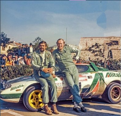 Björn Waldegard - Hans Thorszelius
18º Rally de San Remo 1976. Lancia Stratos HF (TO N12661). Clasificado 1º.

Cesare Fiorio, jefe del Equipo Lancia, manteniendo una conversación con Björn Waldegard.

Björn Waldegard estaba harto de las manipulaciones de Fiorio y su favoritismo en favor de Sandro Munari y así­ se lo hizo saber a Fiorio.
Waldegard mandaba el Rallye con 4 segundos de ventaja antes de tomar la salida en el último tramo del Rallye, Fiorio se puso delante del Stratos de Waldegard y lo retuvo durante 4 segundos después de que el comisario le hubiera dado la salida... y que ganara el mejor.... Waldegard ganó por 4 segundos a Munari.

La semana después de todo este jolgorio, Waldegard habló con Peter Ashcroft, director de Ford Motorsport, y firmó con ellos de cara a la temporada 1977. Cuando Fiorio negoció con Björn su contrato para 1977 y éste le dijo que ya habia firmado por Ford se cogió un cabreo monumental eliminando la inscripción de Waldegard para el Tour de Corse, que ya estaba formalizada.
Ashcroft, con su buena nariz en detectar buenas operaciones, se afanó en encontrar un patrocinio y preparar un Escort oficial para Waldegard y poder competir ese mismo año 76 en la última prueba del Mundial, el RAC Rally.

En el Tour de Corse no compitió pero en el RAC sí­ lo hizo ya con el Ford. Su resultado fue quedar por delante (3º) de Sandro Munari (4º a 54s).

Según dicen, Björn Waldegard se acerco a Fiorio al finalizar dicho Rally (RAC) y le dijo:
"Hasta con otro coche os gano"... repito, según dicen...

En una entrevista de primeros de 1980, recién proclamado Campeón del Mundo, Waldegard dijo, respecto a las órdenes de equipo:
"Nunca discuti­ esas órdenes, pero era la forma en que me eran comunicadas lo que no me gustaba".

Del 6 al 9 de Octubre, Sanremo, Imperia, Liguria, Italia.
Superficie: asfalto.

El Rally tenia un total de 1509 km de los que 780 Km divididos en 36 tramos eran especiales, (2 de ellos fueron cancelados SS9 y SS30).

Tomaron la salida 133 equipos, finalizaron 68.
@
Palabras clave: Bjorn_Waldegard;Hans_Thorszelius;Lancia;Stratos;Sanremo;1976;Personajes