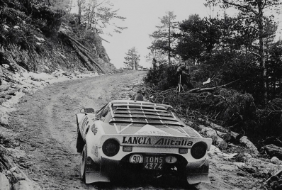 Sandro Munari - Silvio Maiga
44º Rallye Automobile de Monte-Carlo 1976. Lancia Stratos HF (TO M54374). Clasificado 1º.

Del 17 al 24 de Enero, Monte-Carlo.
Superficie: asfalto - nieve.

El Rally tenia un total de 4500 km de los que 530.50 km divididos en 23 tramos eran especiales.

Se inscribieron 163 equipos, tomaron la salida 148, finalizaron 84.@
Palabras clave: Sandro_Munari;Silvio_Maiga;Lancia;Stratos;Montecarlo;1976