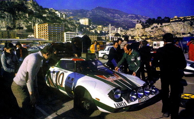 Asistencia del Equipo Lancia en el 44º Rallye Automobile de Monte-Carlo 1976
En el Lancia Stratos HF (TO M54374) de Sandro Munari - Silvio Maiga, clasificado 1º.

Del 17 al 24 de Enero, Monte-Carlo.
Superficie: asfalto - nieve.

El Rally tenia un total de 4500 km de los que 530.50 km divididos en 23 tramos eran especiales.

Se inscribieron 163 equipos, tomaron la salida 148, finalizaron 84.@
Palabras clave: Sandro_Munari;Montecarlo;Lancia;Stratos;1976;Asistencias