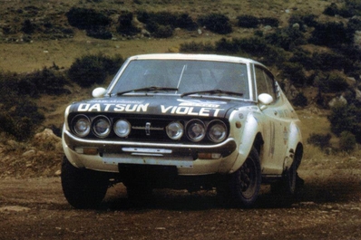 Harry Källström - Claes-Göran Andersson
23º Acropolis Rally 1976. Datsun Violet 160J (TKS56YA6960). Clasificado 1º.
N.I. Theocharakis

Del 22 al 28 de Mayo, Atenas, Grecia.
Superficie: tierra.

El Rally tenia un total de 2635 km de los que 716.00 km divididos en 51 tramos eran especiales (5 de ellos fueron cancelados SS7, SS18, SS19, SS20, SS21).

Tomaron la salida 126 equipos, finalizaron 34.@
Palabras clave: Datsun;Violet;Grecia;Acropolis;1976