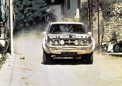 Harry Källström - Claes-Göran Andersson
23º Acropolis Rally 1976. Datsun Violet 160J (TKS56YA6960). Clasificado 1º.
N.I. Theocharakis

Del 22 al 28 de Mayo, Atenas, Grecia.
Superficie: tierra.

El Rally tenia un total de 2635 km de los que 716.00 km divididos en 51 tramos eran especiales (5 de ellos fueron cancelados SS7, SS18, SS19, SS20, SS21).

Tomaron la salida 126 equipos, finalizaron 34.@
Palabras clave: Datsun;Violet;Grecia;Acropolis;1976