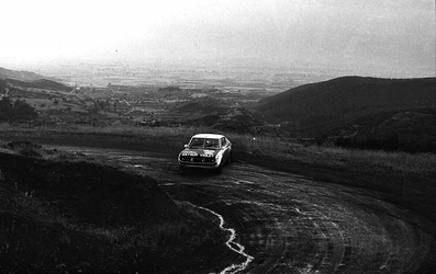 Harry Källström - Claes-Göran Andersson
23º Acropolis Rally 1976. Datsun Violet 160J (TKS56YA6960). Clasificado 1º.
N.I. Theocharakis

Del 22 al 28 de Mayo, Atenas, Grecia.
Superficie: tierra.

El Rally tenia un total de 2635 km de los que 716.00 km divididos en 51 tramos eran especiales (5 de ellos fueron cancelados SS7, SS18, SS19, SS20, SS21).

Tomaron la salida 126 equipos, finalizaron 34.@
Palabras clave: Datsun;Violet;Grecia;Acropolis;1976