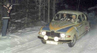 Per Eklund - Björn Cederberg
26º International Swedish Rally 1976. Saab 96 V4. Clasificado 1º.

Del 20 al 22 de Febrero, Karlstad, Suecia.
Superficie: nieve - hielo.

El Rally tenia un total de 1620.00 km de los que 764.00 km divididos en 34 tramos eran especiales.

En total 213 equipos tomaron la salida, de los cuales 68 participaron en el WRC.
El campeonato de Suecia (202 tripulaciones) solo participó en la primera etapa.
Los campeonatos de C-Forare, Oldboys y Norska solo participaron en la segunda etapa.

Del Campeonato WRC finalizaron 28.
@
Palabras clave: Per_Eklund;Bjorn_Cederberg;Saab;Suecia;1978;nieve