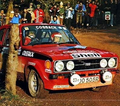 Roger Albert Clark - Stuart Pegg
25º Lombard RAC Rally 1976. Ford Escort RS 1800 MKII (POO 505R). Clasificado 1º.

Del 27 al 30 de Noviembre, Bath, Inglaterra.
Superficie: tierra.

El Rally tenia un total de 3248 km de los que 504 km divididos en 76 tramos eran especiales, (6 de ellos fueron cancelados, SS2 Speech House, km? SS34 Greystoke, km? SS37 cancelada antes del inicio, km? SS41 Egdon, km? y SS42 Anglebury, km?).

Tomaron la salida 200 equipos, finalizaron 71.@
Palabras clave: ;Stuart_Pegg;Ford;Escort;MKII;Gran_Bretaña;1976;RAC_Rally