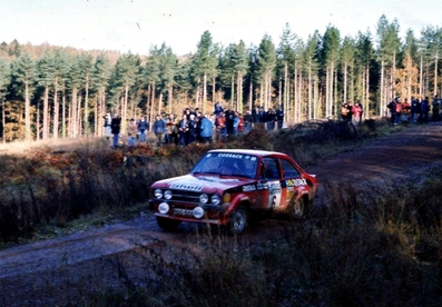 Roger Albert Clark - Stuart Pegg
25º Lombard RAC Rally 1976. Ford Escort RS 1800 MKII (POO 505R). Clasificado 1º.

Del 27 al 30 de Noviembre, Bath, Inglaterra.
Superficie: tierra.

El Rally tenia un total de 3248 km de los que 504 km divididos en 76 tramos eran especiales, (6 de ellos fueron cancelados, SS2 Speech House, km? SS34 Greystoke, km? SS37 cancelada antes del inicio, km? SS41 Egdon, km? y SS42 Anglebury, km?).

Tomaron la salida 200 equipos, finalizaron 71.@
Palabras clave: ;Stuart_Pegg;Ford;Escort;MKII;Gran_Bretaña;1976;RAC_Rally