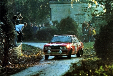 Roger Albert Clark - Stuart Pegg
25º Lombard RAC Rally 1976. Ford Escort RS 1800 MKII (POO 505R). Clasificado 1º.

Del 27 al 30 de Noviembre, Bath, Inglaterra.
Superficie: tierra.

El Rally tenia un total de 3248 km de los que 504 km divididos en 76 tramos eran especiales, (6 de ellos fueron cancelados, SS2 Speech House, km? SS34 Greystoke, km? SS37 cancelada antes del inicio, km? SS41 Egdon, km? y SS42 Anglebury, km?).

Tomaron la salida 200 equipos, finalizaron 71.@
Palabras clave: ;Stuart_Pegg;Ford;Escort;MKII;Gran_Bretaña;1976;RAC_Rally
