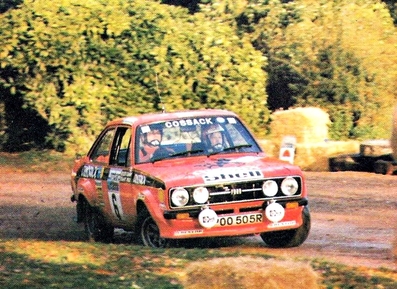 Roger Albert Clark - Stuart Pegg
25º Lombard RAC Rally 1976. Ford Escort RS 1800 MKII (POO 505R). Clasificado 1º.

Del 27 al 30 de Noviembre, Bath, Inglaterra.
Superficie: tierra.

El Rally tenia un total de 3248 km de los que 504 km divididos en 76 tramos eran especiales, (6 de ellos fueron cancelados, SS2 Speech House, km? SS34 Greystoke, km? SS37 cancelada antes del inicio, km? SS41 Egdon, km? y SS42 Anglebury, km?).

Tomaron la salida 200 equipos, finalizaron 71.@
Palabras clave: ;Stuart_Pegg;Ford;Escort;MKII;Gran_Bretaña;1976;RAC_Rally