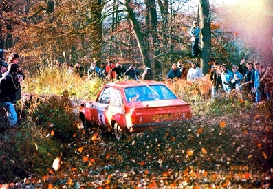Roger Albert Clark - Stuart Pegg
25º Lombard RAC Rally 1976. Ford Escort RS 1800 MKII (POO 505R). Clasificado 1º.

Del 27 al 30 de Noviembre, Bath, Inglaterra.
Superficie: tierra.

El Rally tenia un total de 3248 km de los que 504 km divididos en 76 tramos eran especiales, (6 de ellos fueron cancelados, SS2 Speech House, km? SS34 Greystoke, km? SS37 cancelada antes del inicio, km? SS41 Egdon, km? y SS42 Anglebury, km?).

Tomaron la salida 200 equipos, finalizaron 71.@
Palabras clave: ;Stuart_Pegg;Ford;Escort;MKII;Gran_Bretaña;1976;RAC_Rally